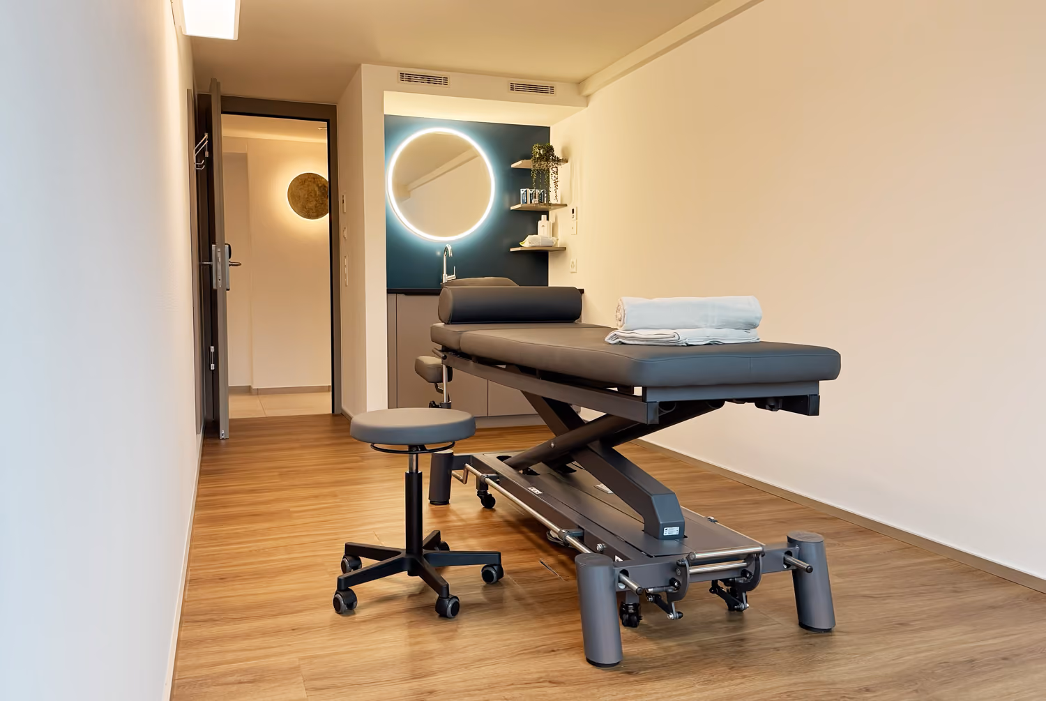 Die aufgeräumten Therapieräume schaffen eine wohlige Atmosphäre.
