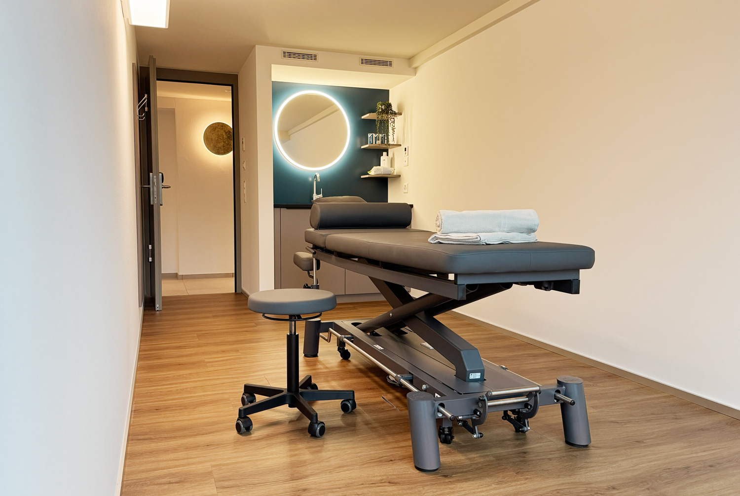 Die aufgeräumten Therapieräume schaffen eine wohlige Atmosphäre.