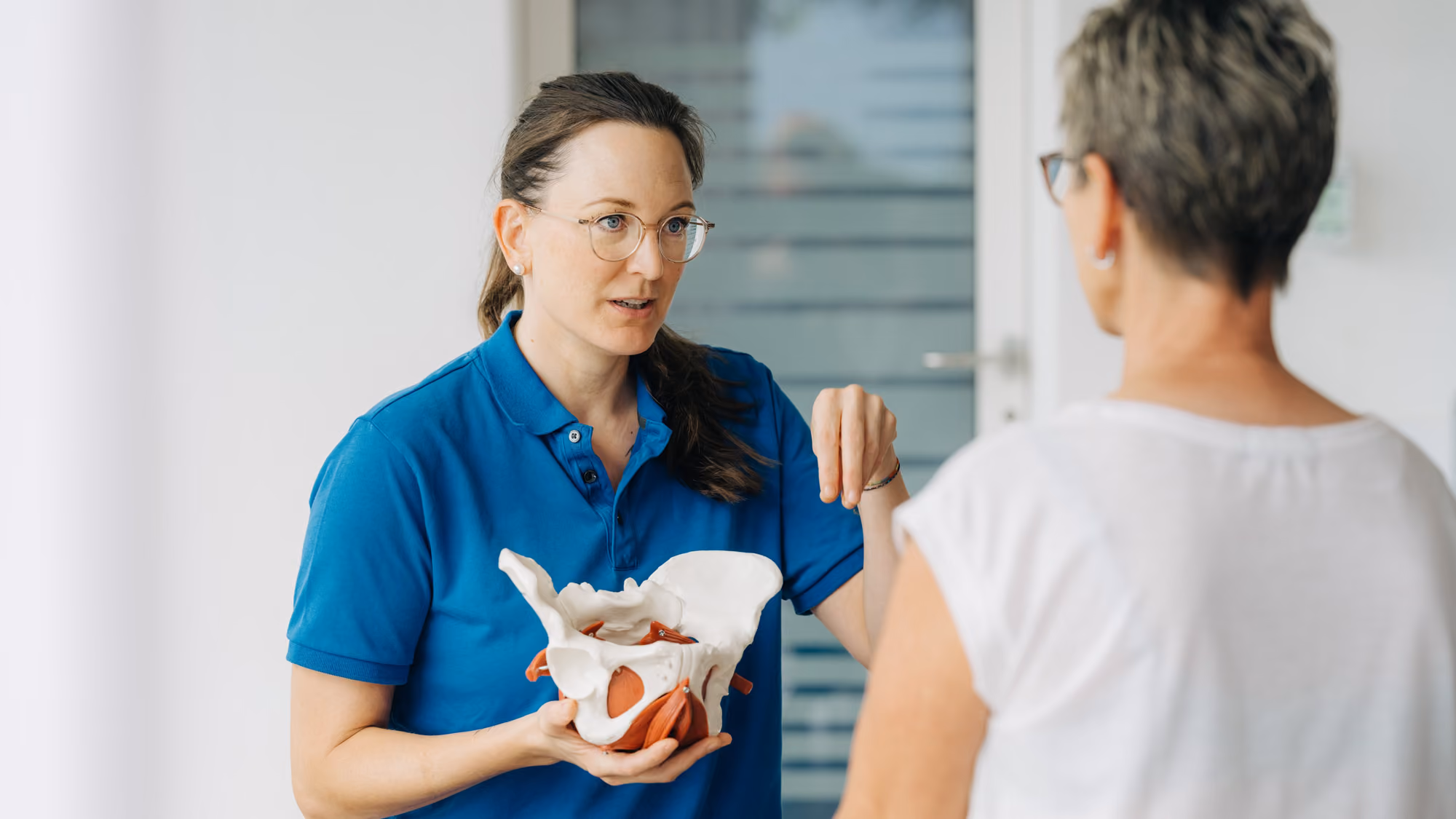 Der weibliche Beckenboden – Herausforderungen von der Rückbildung bis zur Menopause