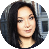 Portrait photo, woman with dark hair (circular)