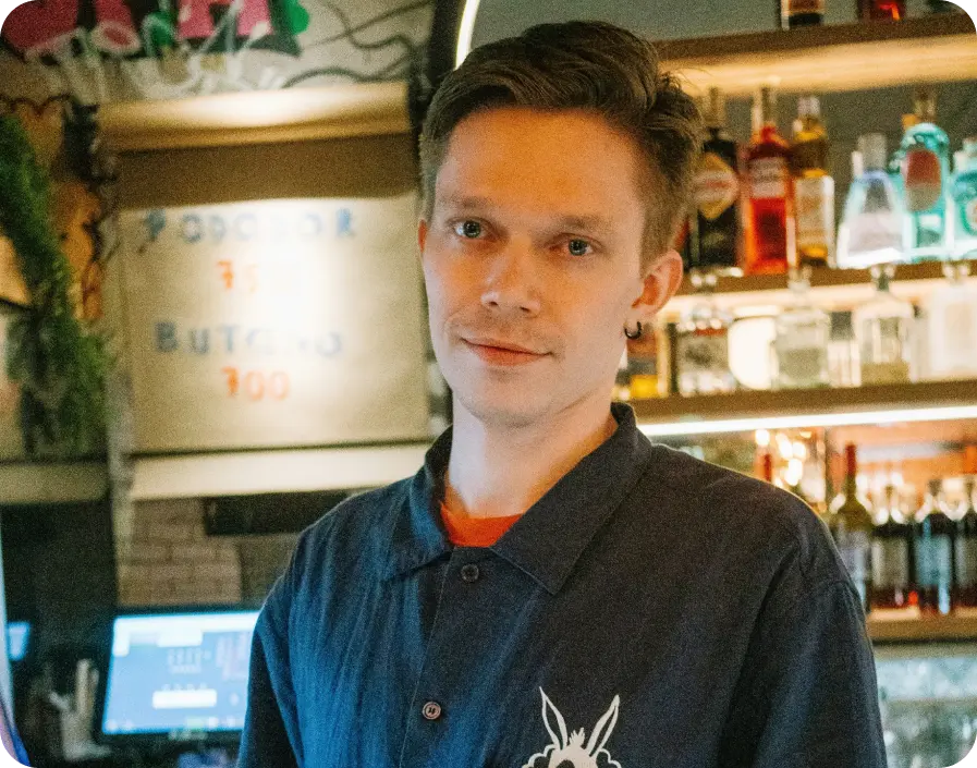 Restaurateur debout dans un bar