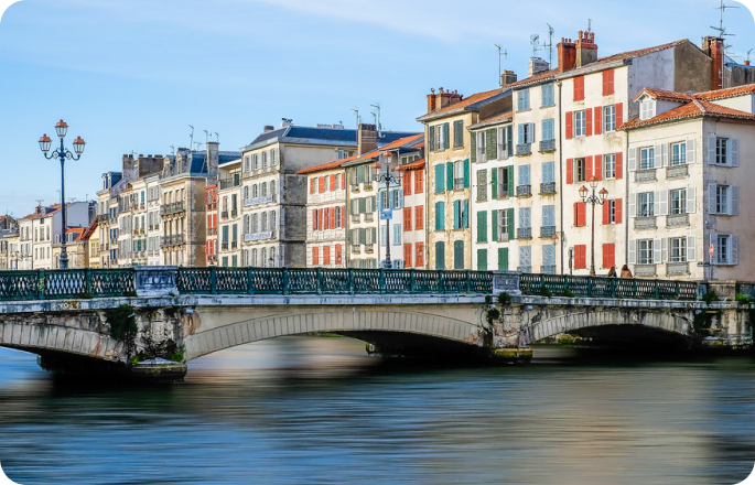 façades colorées et pont sur la Nive à Bayonne