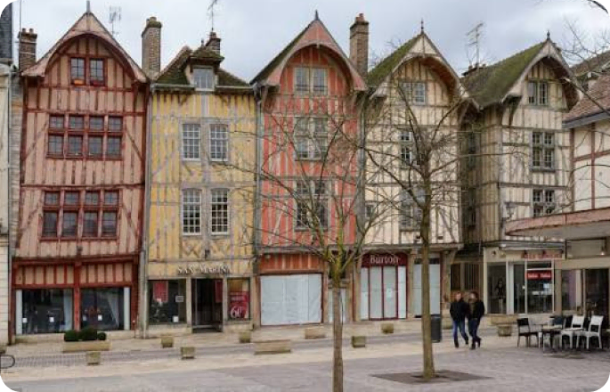 façades colorées et pont sur la Nive à Bayonne