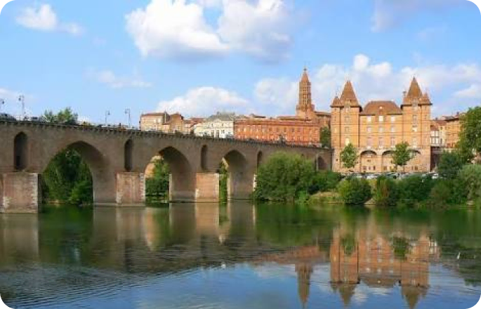 façades colorées et pont sur la Nive à Bayonne