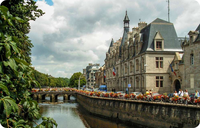 façades colorées et pont sur la Nive à Bayonne