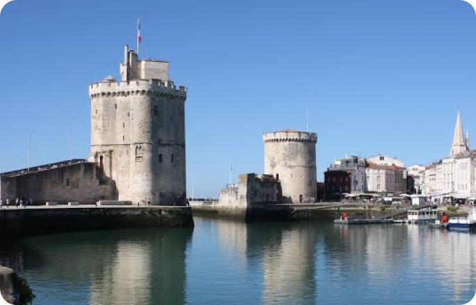 façades colorées et pont sur la Nive à Bayonne