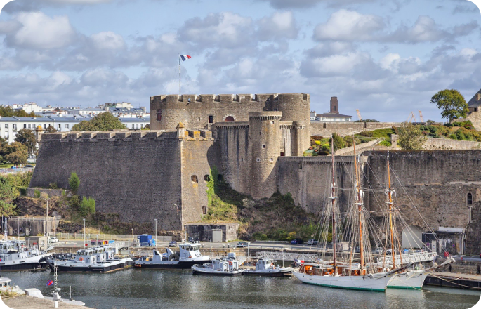 façades colorées et pont sur la Nive à Bayonne