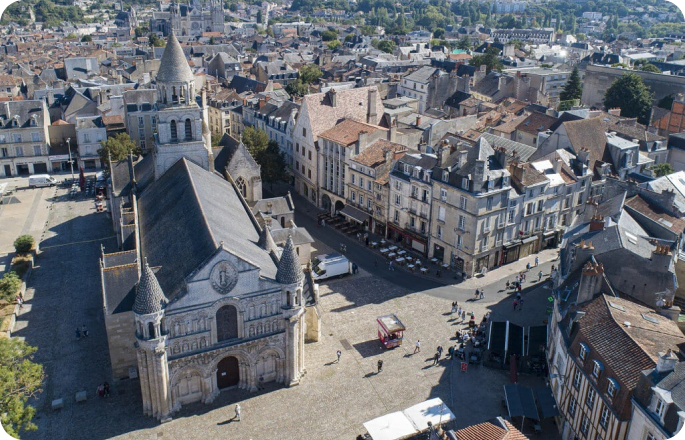 façades colorées et pont sur la Nive à Bayonne