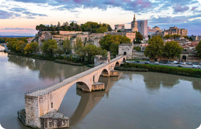 façades colorées et pont sur la Nive à Bayonne