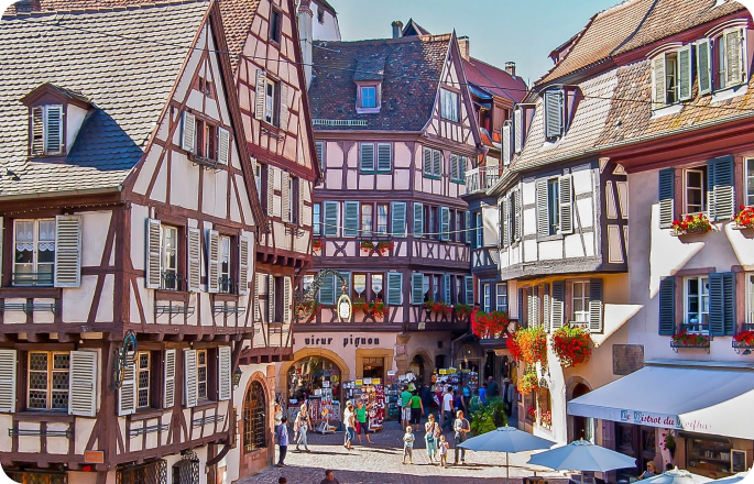façades colorées et pont sur la Nive à Bayonne