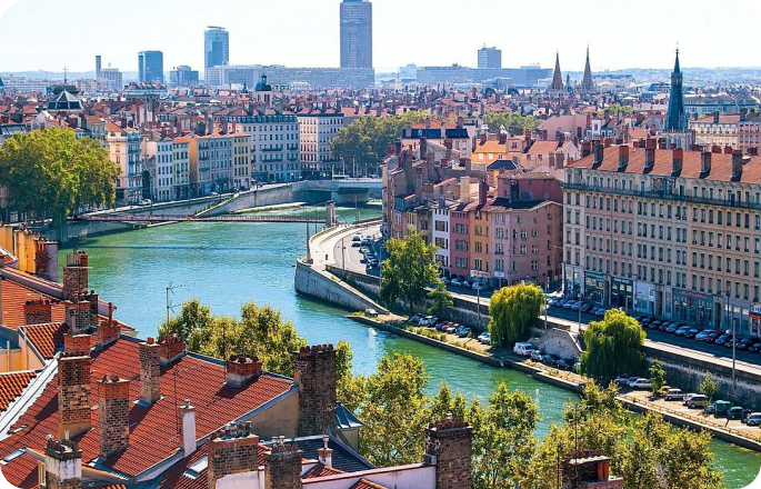 façades colorées et pont sur la Nive à Bayonne