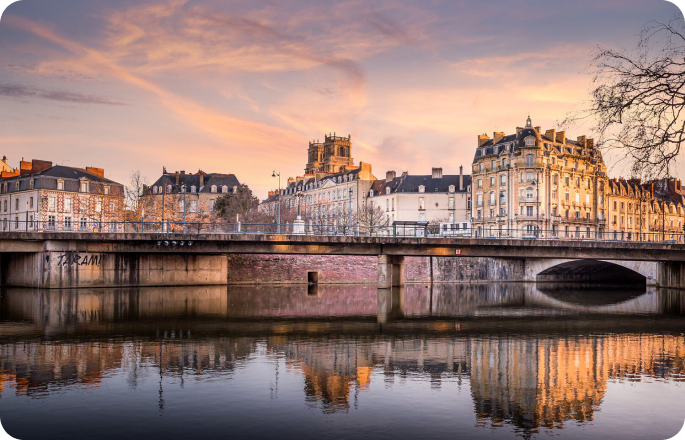 façades colorées et pont sur la Nive à Bayonne