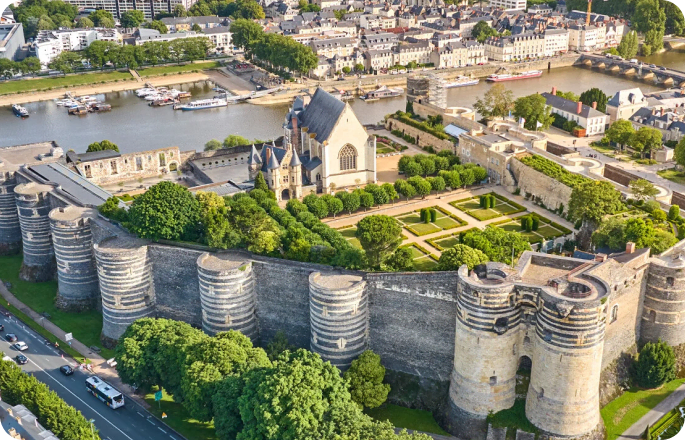 façades colorées et pont sur la Nive à Bayonne