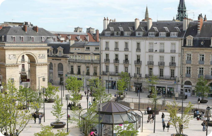 façades colorées et pont sur la Nive à Bayonne