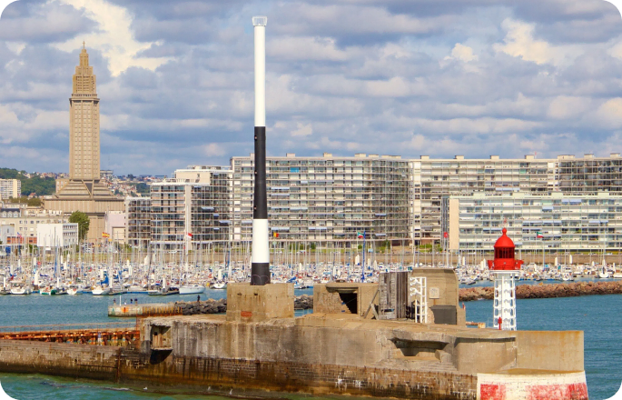 façades colorées et pont sur la Nive à Bayonne