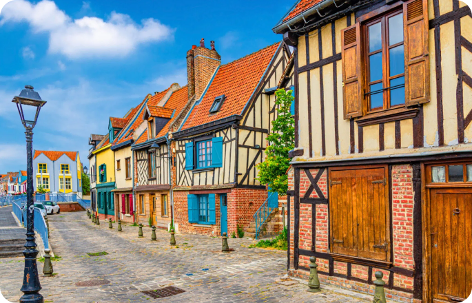 façades colorées et pont sur la Nive à Bayonne