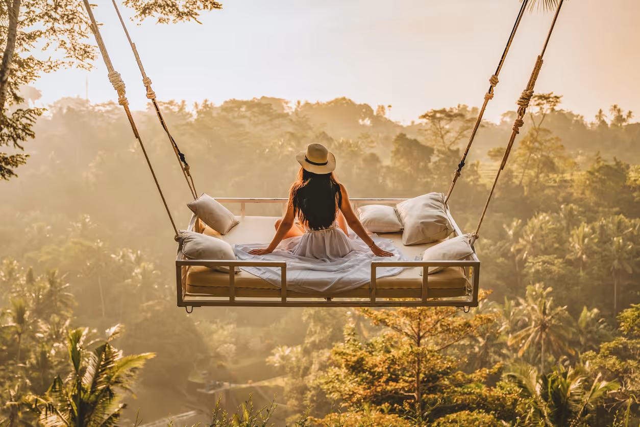 Une femme se balance sur un lit en pleine nature. Cabinet de conseils stratégie et marketing - nos engagements