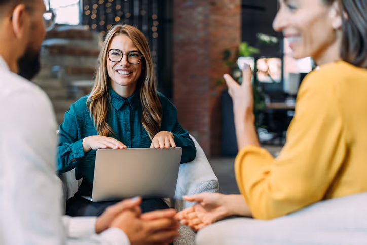 Trois personnes, professionnelles discutent et sourient. Conseils stratégie, marketing et développement commercial