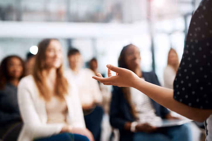 Des personnes assistent à un formation. Conseils stratégie, marketing et développement commercial