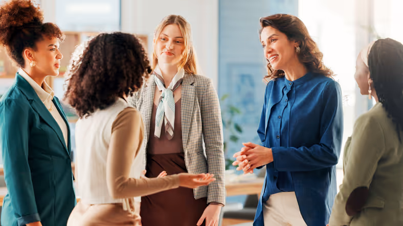Un groupe de professionnel discutent. Conseils stratégie, marketing et développement commercial