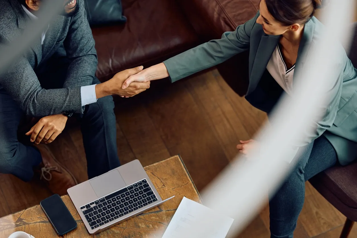 Externalisation commerciale Stillfull, poignées de mains