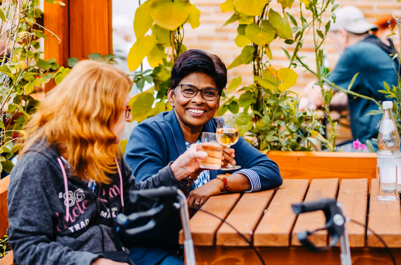 Zwei Damen sitzen in der Entdeckerlounge, eine Dame lächelt in die Kamera