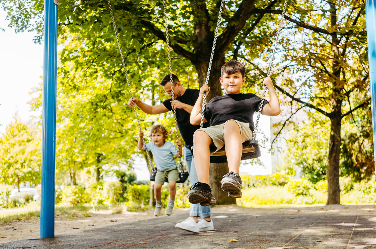 Ein Kind im Park auf einer Schaukel
