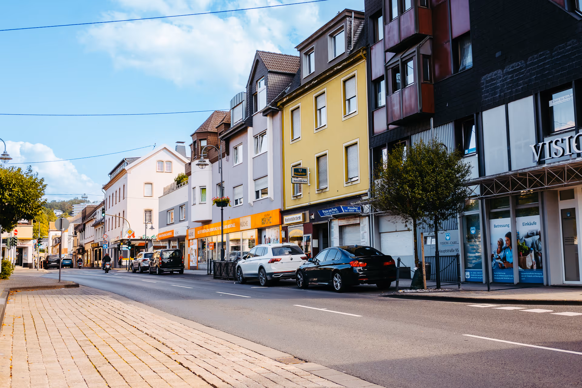 Die Hauptstraße mit Autos