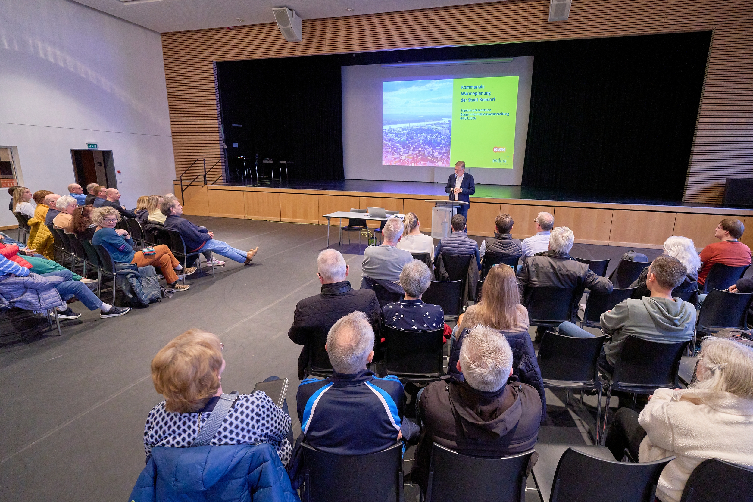 Vortrag vor Publikum in der Stadthalle
