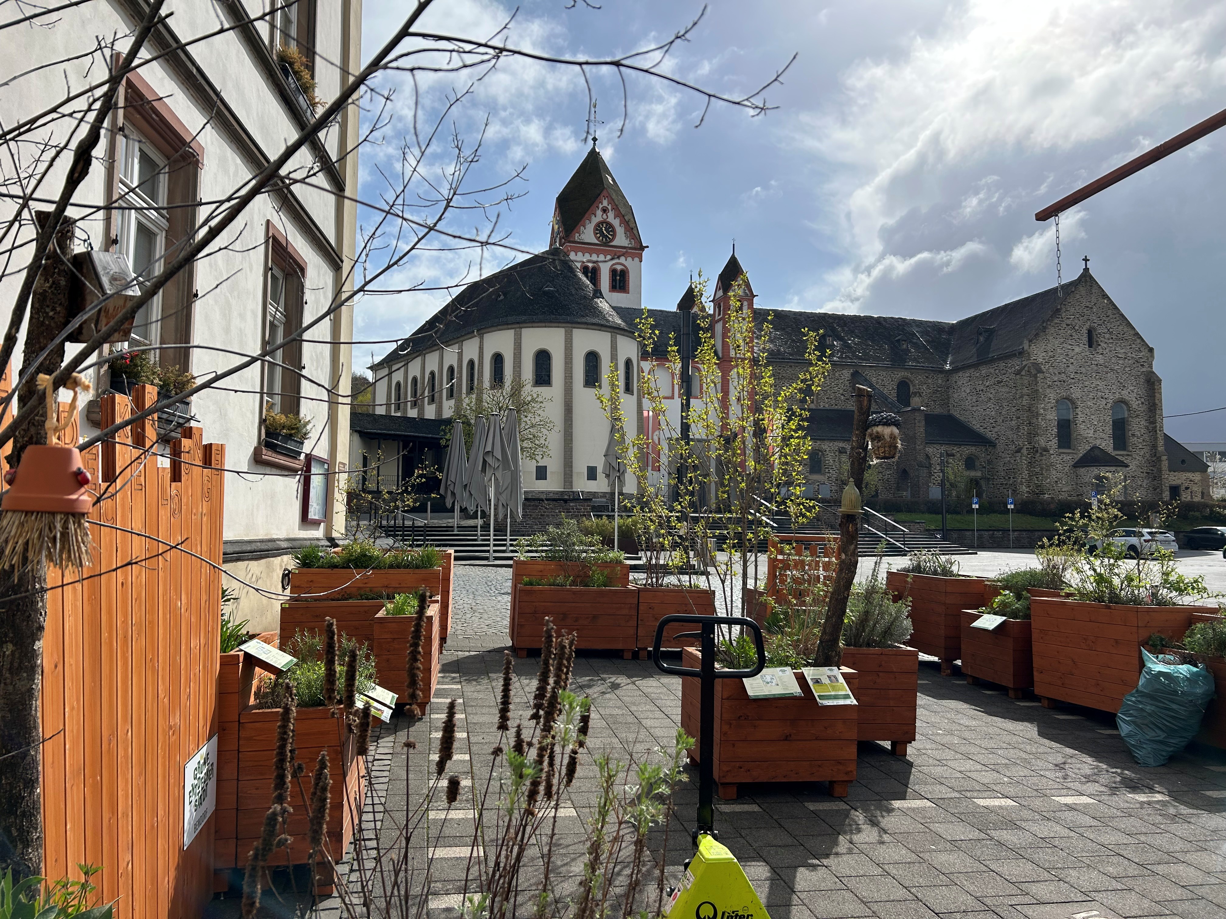 Entdeckerlounge mit Kirche im Hintergrund