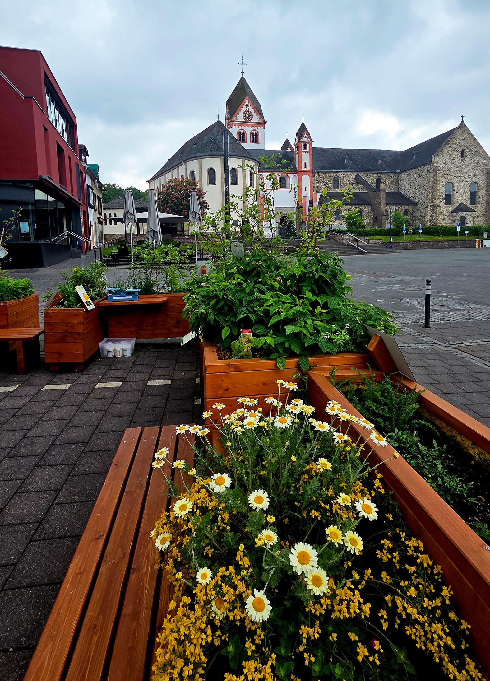 Blick auf die Entdeckerlounge auf dem Kirchplatz