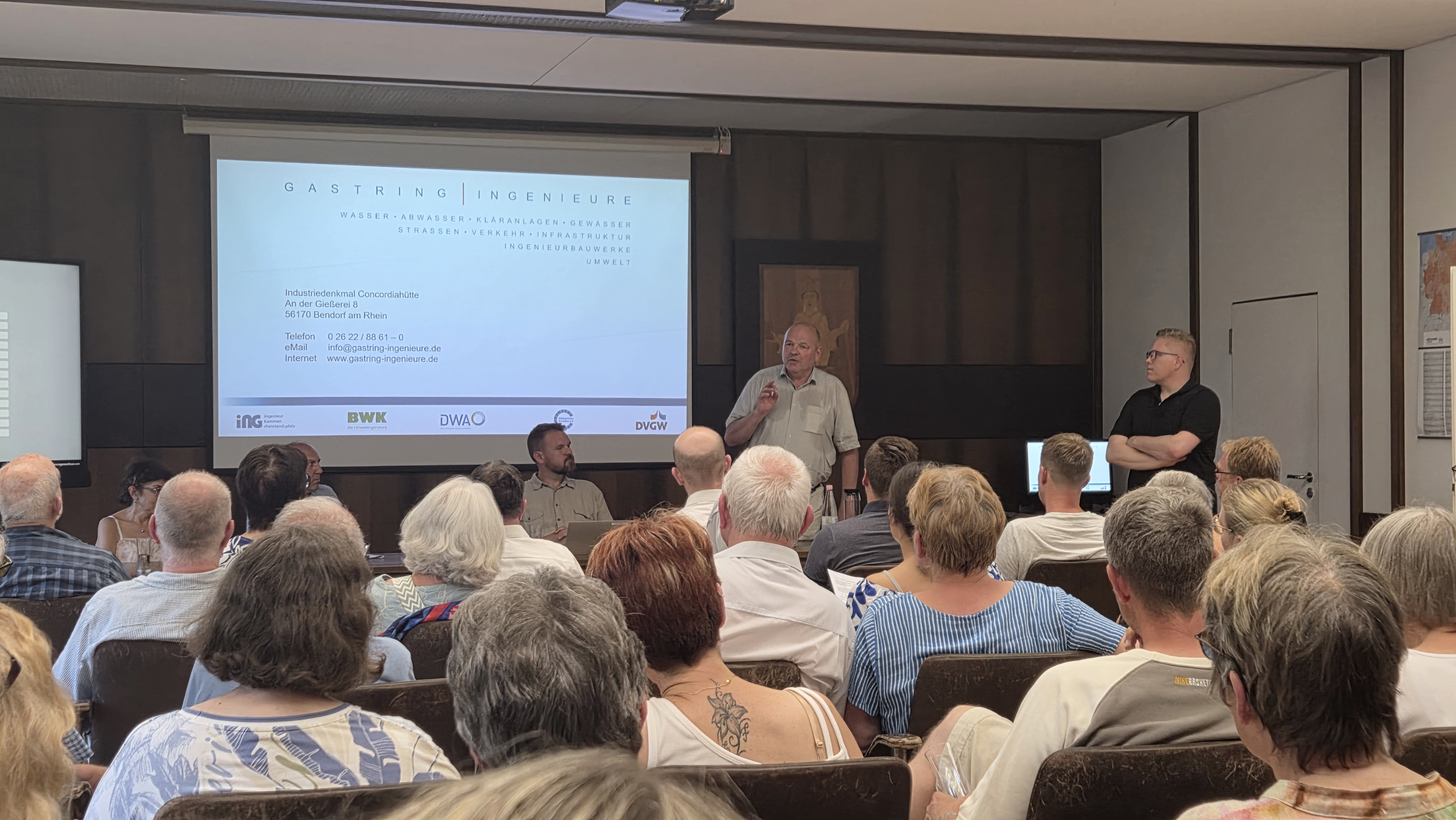 Bürgerversammlung im Rathaussaal mit Präsentation