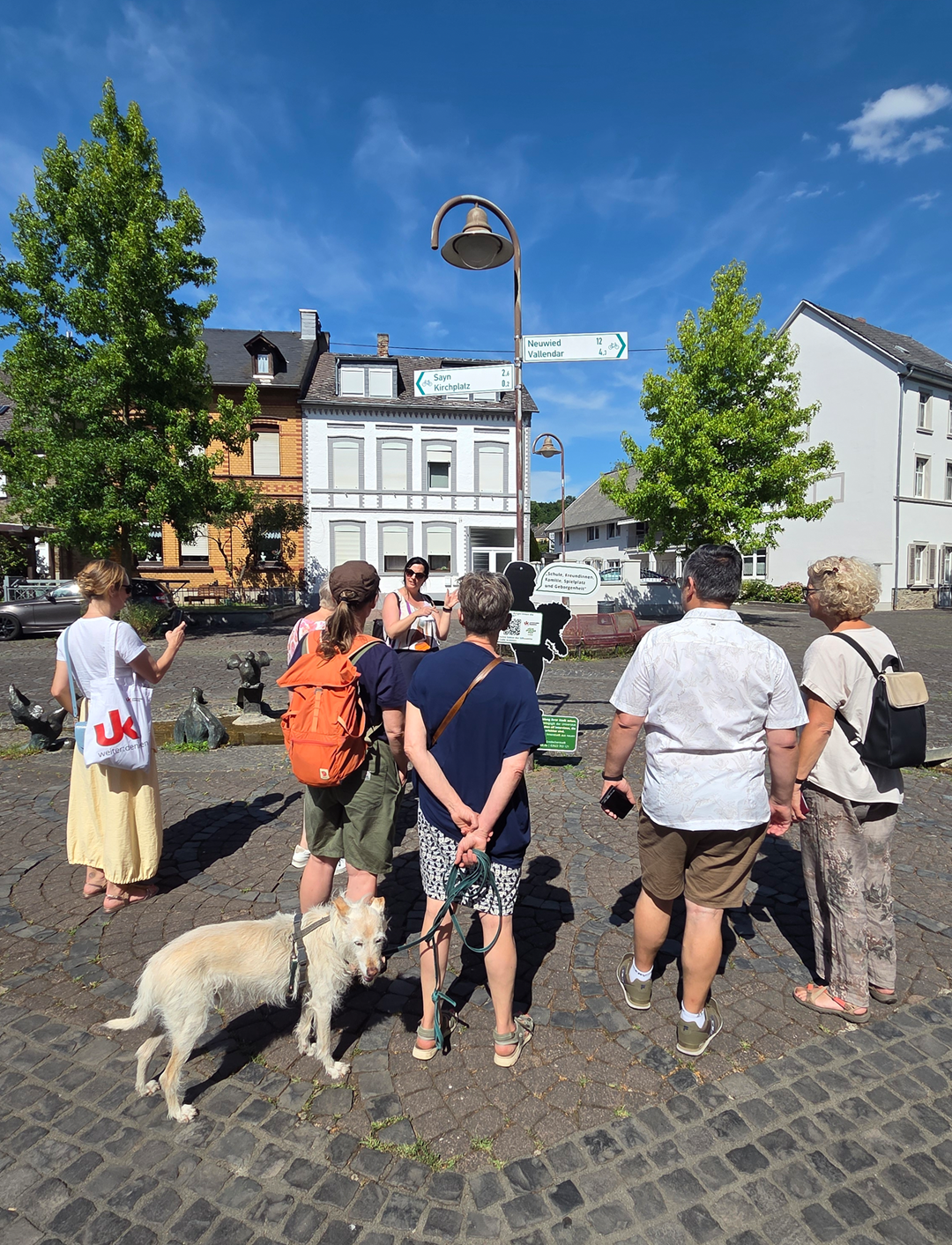 Interessierte stehen am Yzeurer Platz vor einer Station der Stadtrallye