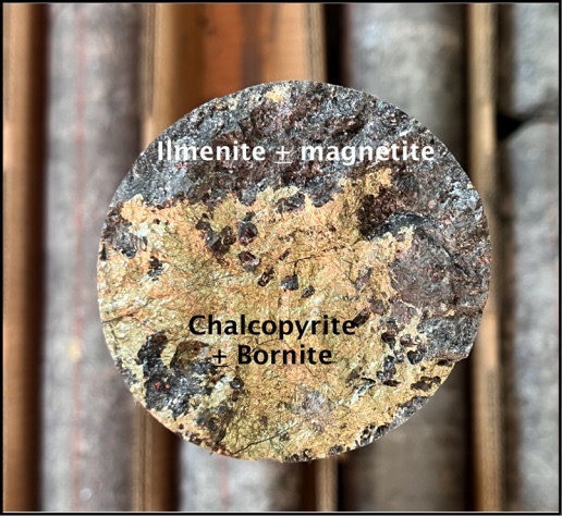 Abbildung 2. Querschnitt eines HQ-Bohrkerns aus einer aktuellen Bohrung bei “Titac South”. Die Bruchfläche enthält halbmassiven Chalkopyrit und Bornit, eingebettet in eine Matrix aus massivem Ilmenit und Magnetit (+ Titanomagnetit).