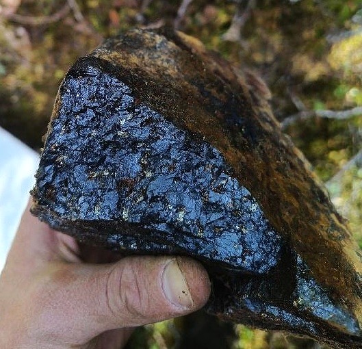 Abbildung 2: Massive Ilmenit-Mineralisierung, die während der Prospektionskampagne 2026 identifiziert wurde.