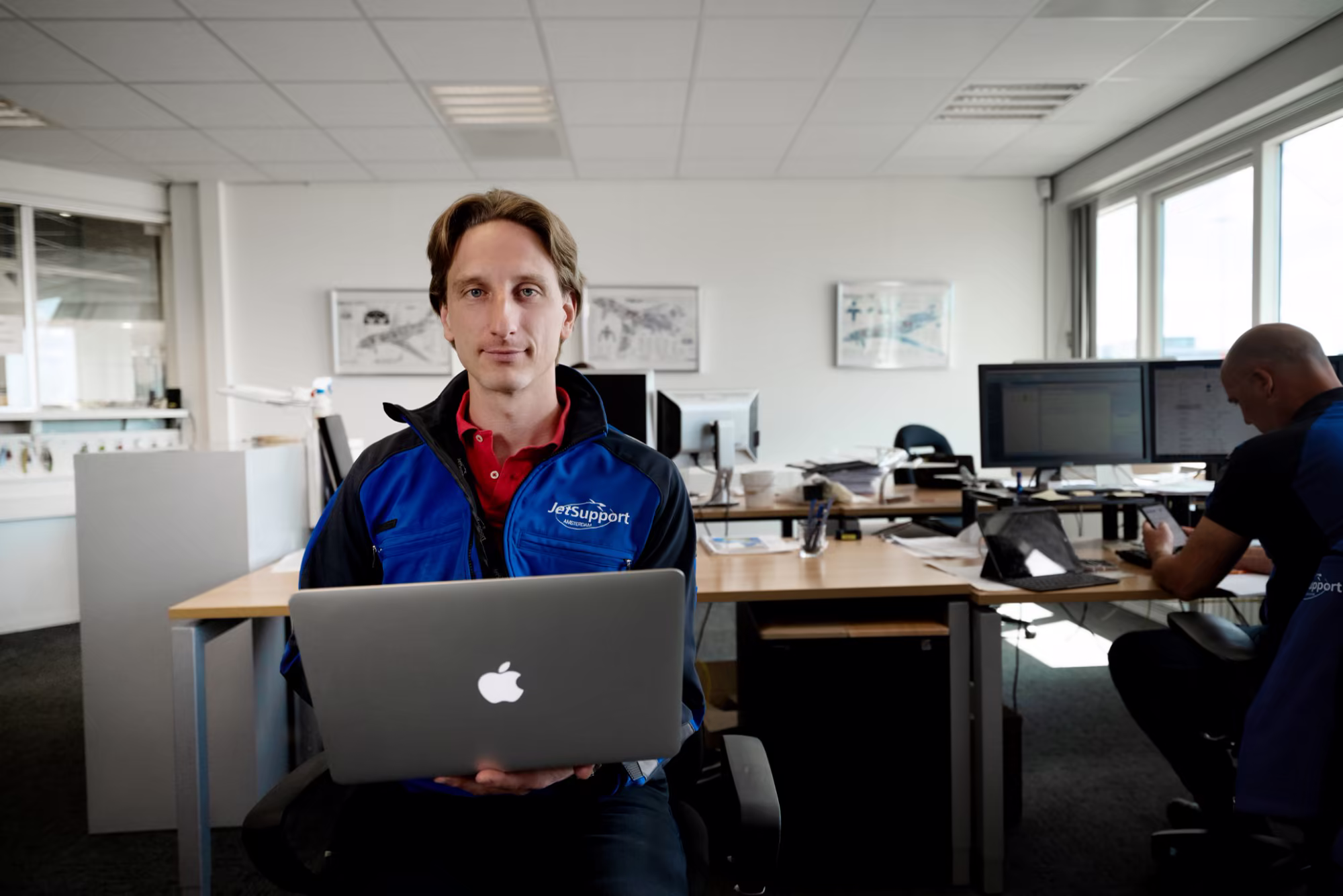 Colleague with a laptop in the JetSupport office