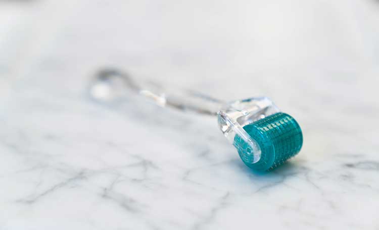 En dermaroller ligger på ett bord