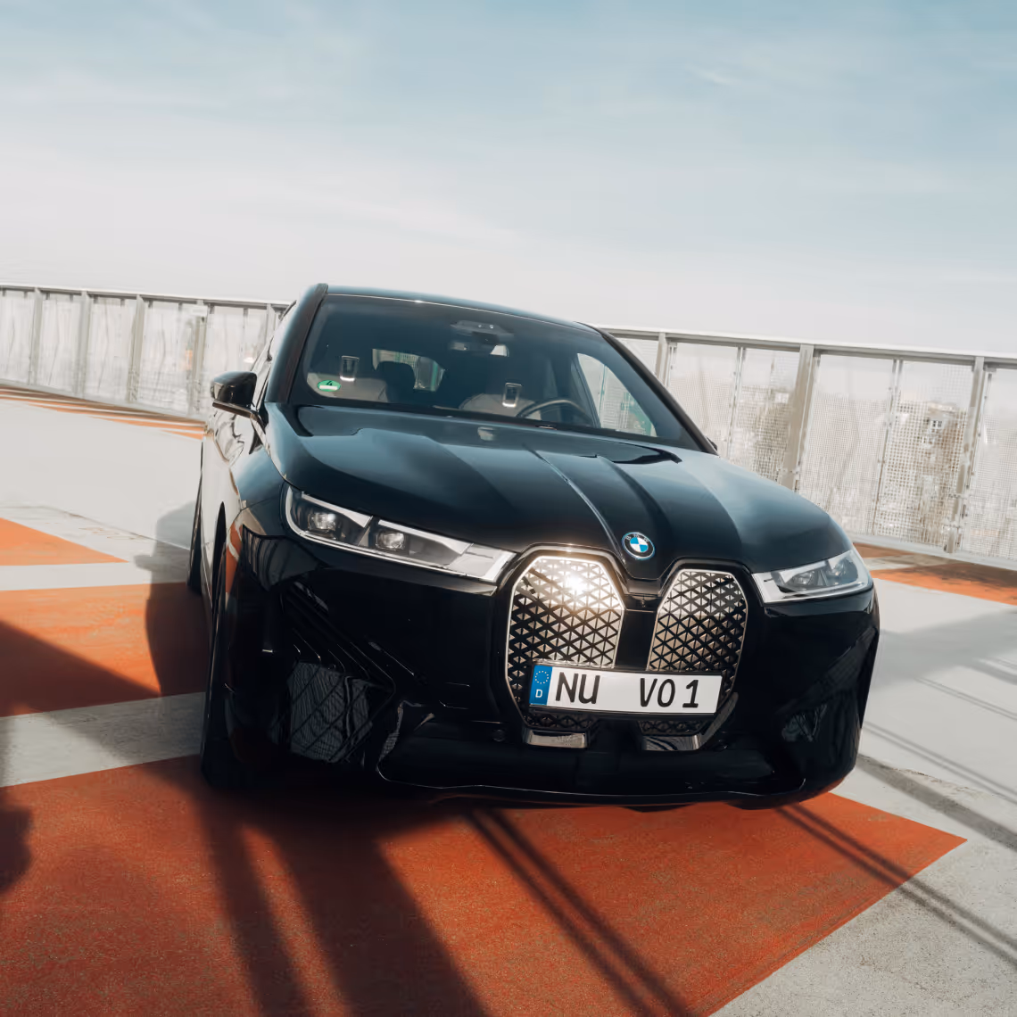 BMW iX auf einem Parkdeck – vollelektrisches Flottenfahrzeug für Firmenkunden