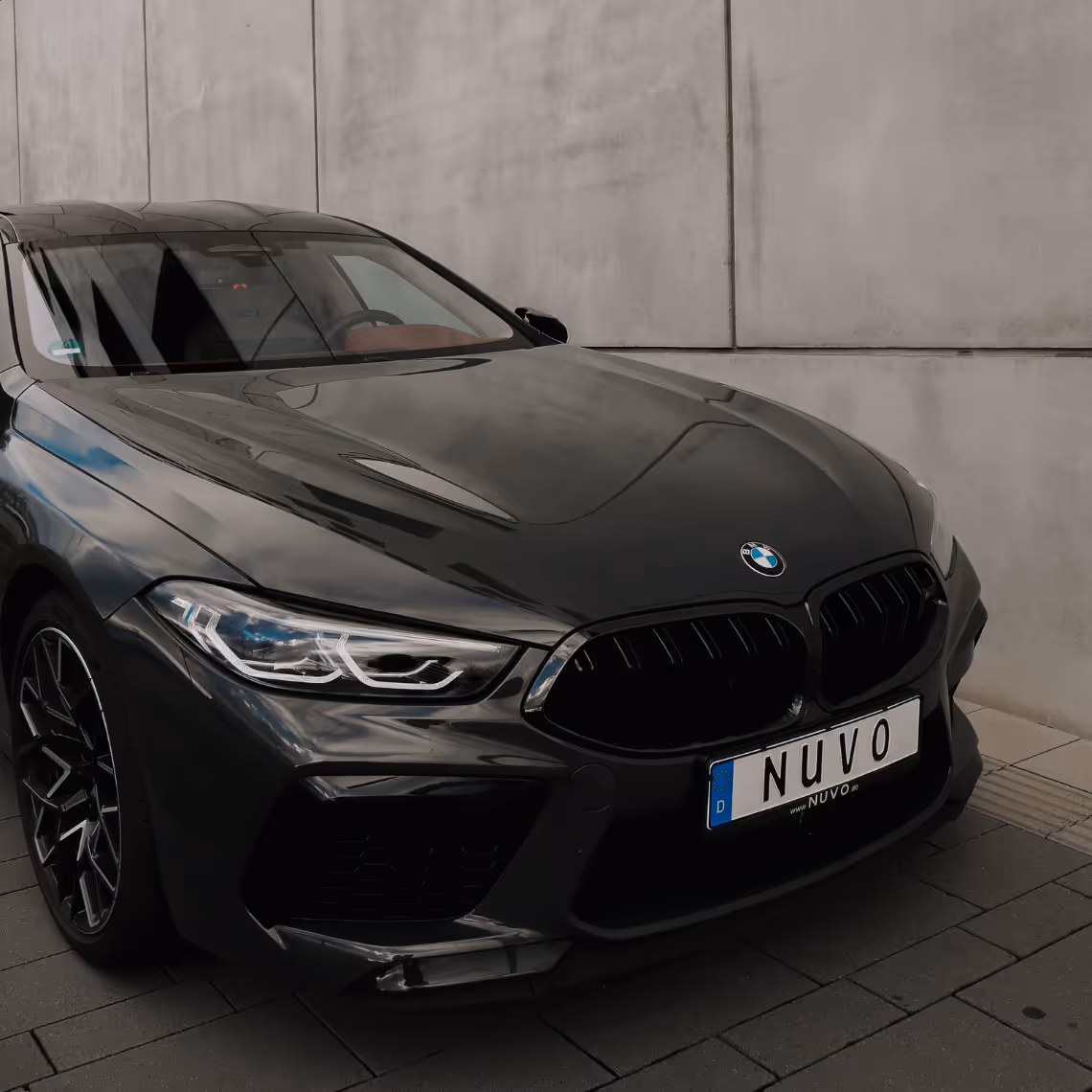 Frontansicht eines BMW M8 Competition – Sportwagen im Auto-Abo für Geschäftskunden