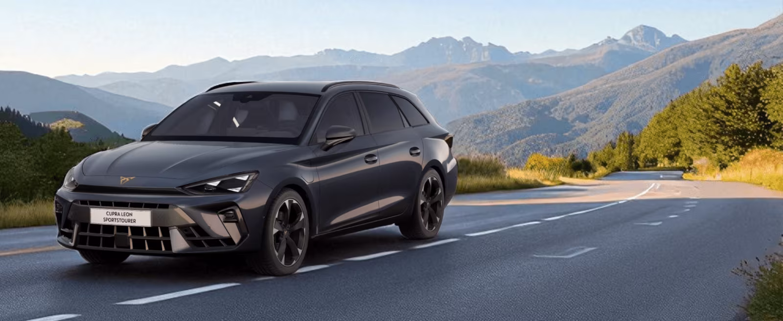 Cupra Leon Sportstourer auf einer Landstraße vor Bergpanorama