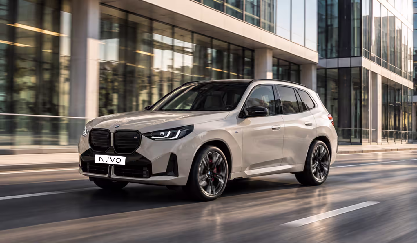 BMW X3 fährt vor Bürogebäude – Premiumfahrzeug im Auto-Abo für Unternehmen