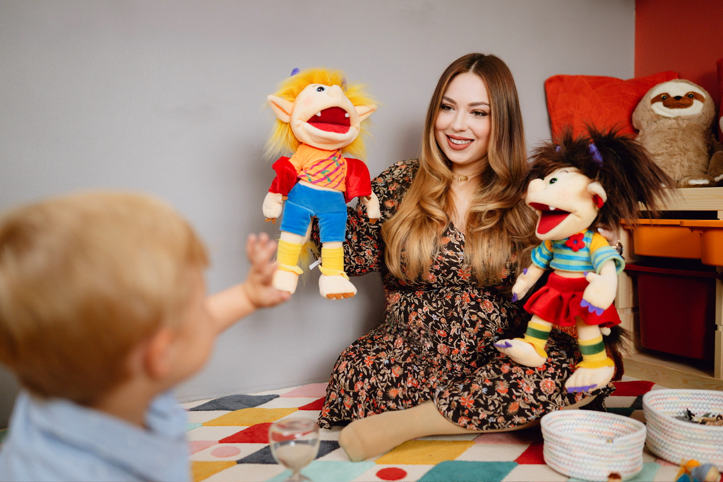 Psychotherapeutin interagiert spielerisch mit einem Kind während einer Psychotherapiesitzung