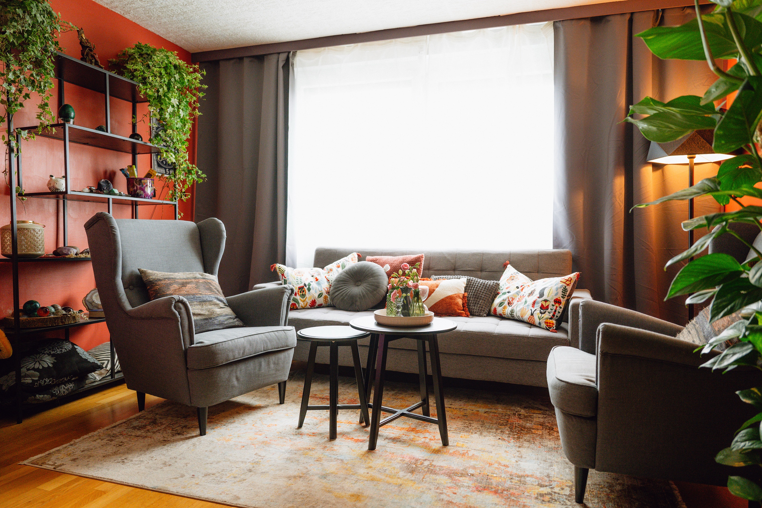 Schön eingerichteter sonniger Therapieraum mit gemütlichen Sofa´s und Sesseln.