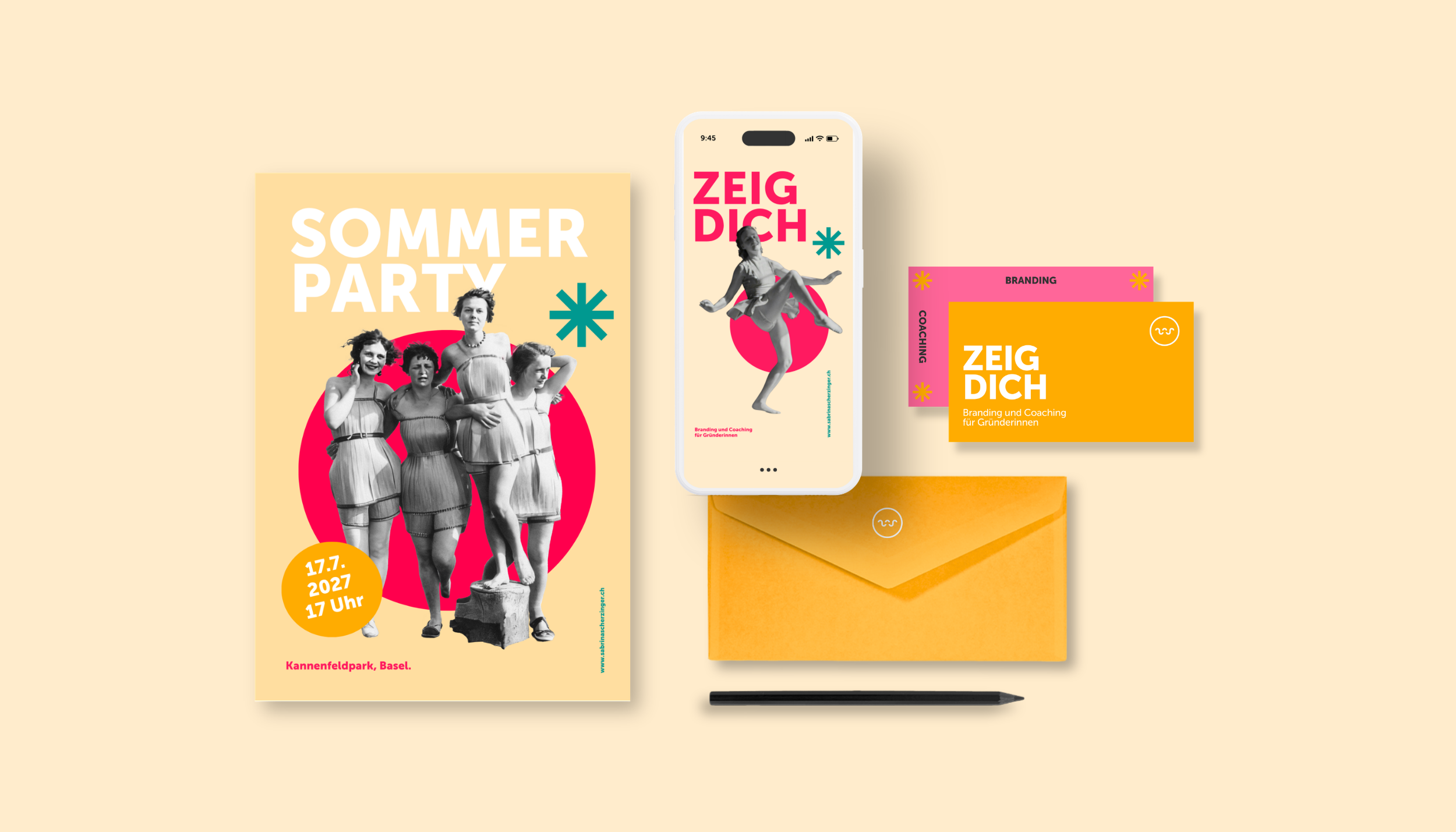 Mockup des Branding-Projekts 'Zeig Dich': Eventposter, Smartphone-Anzeige, Visitenkarten und Briefumschlag in Gelb, Pink und Türkis mit Vintage-Fotomotiven