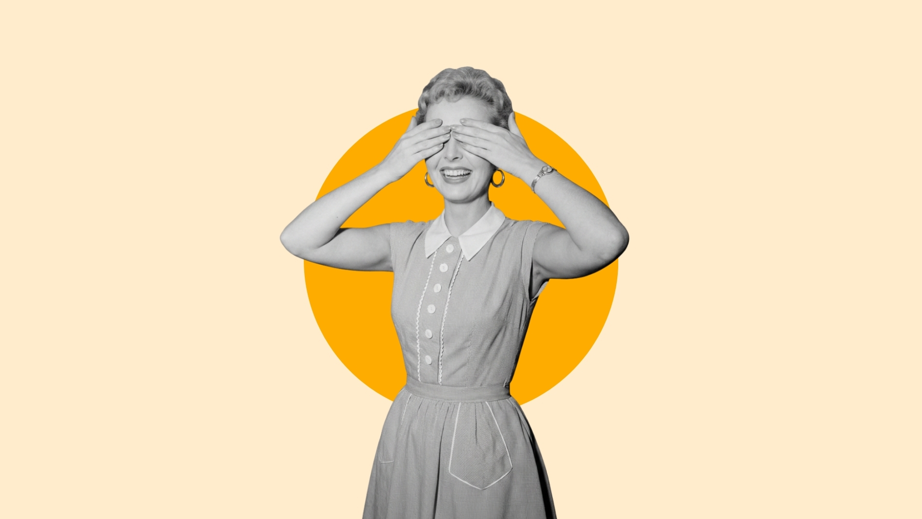 Retro-Halbtonbild einer lachenden Frau, die sich mit beiden Händen die Augen zuhält, vor pinkem Kreis auf cremefarbenem Hintergrund.