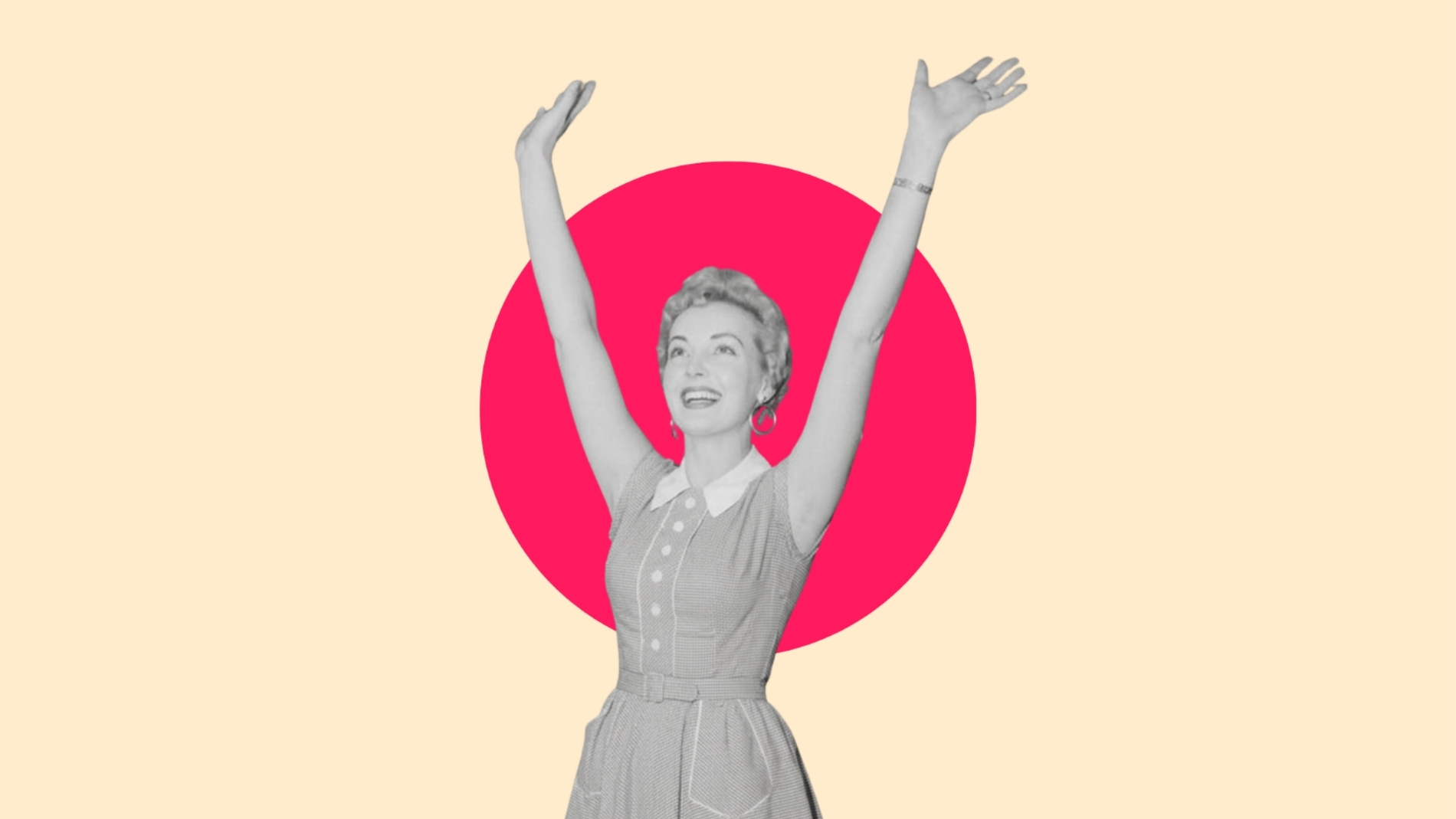 Retro-Halbtonbild einer lachenden Frau mit erhobenen Armen in triumphierender Geste, vor orangem Kreis auf cremefarbenem Hintergrund.