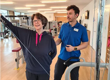 MTC Mitarbeiter trainiert einen Kunden.