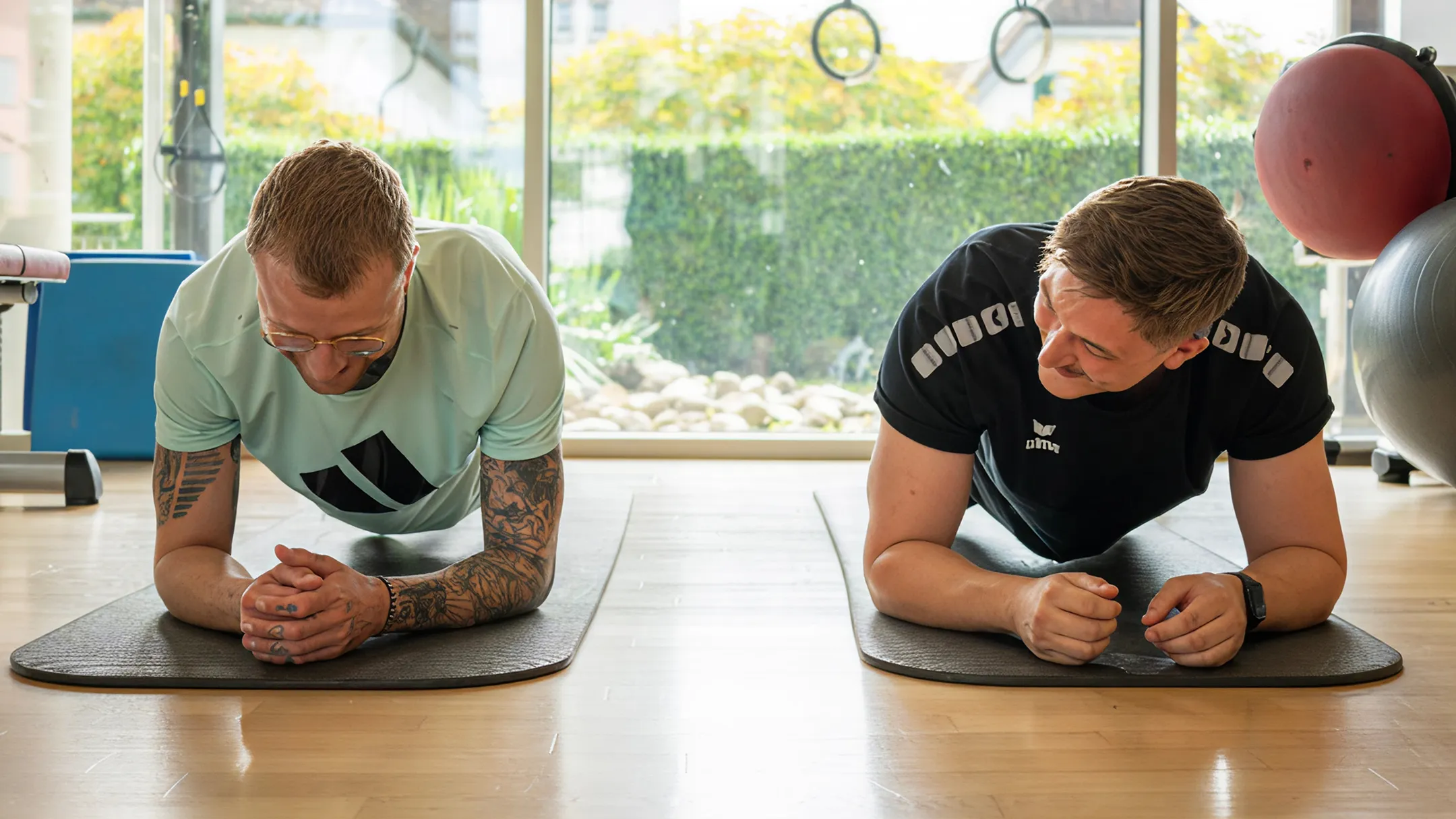 MTC Mitarbeiter trainiert einen Kunden.