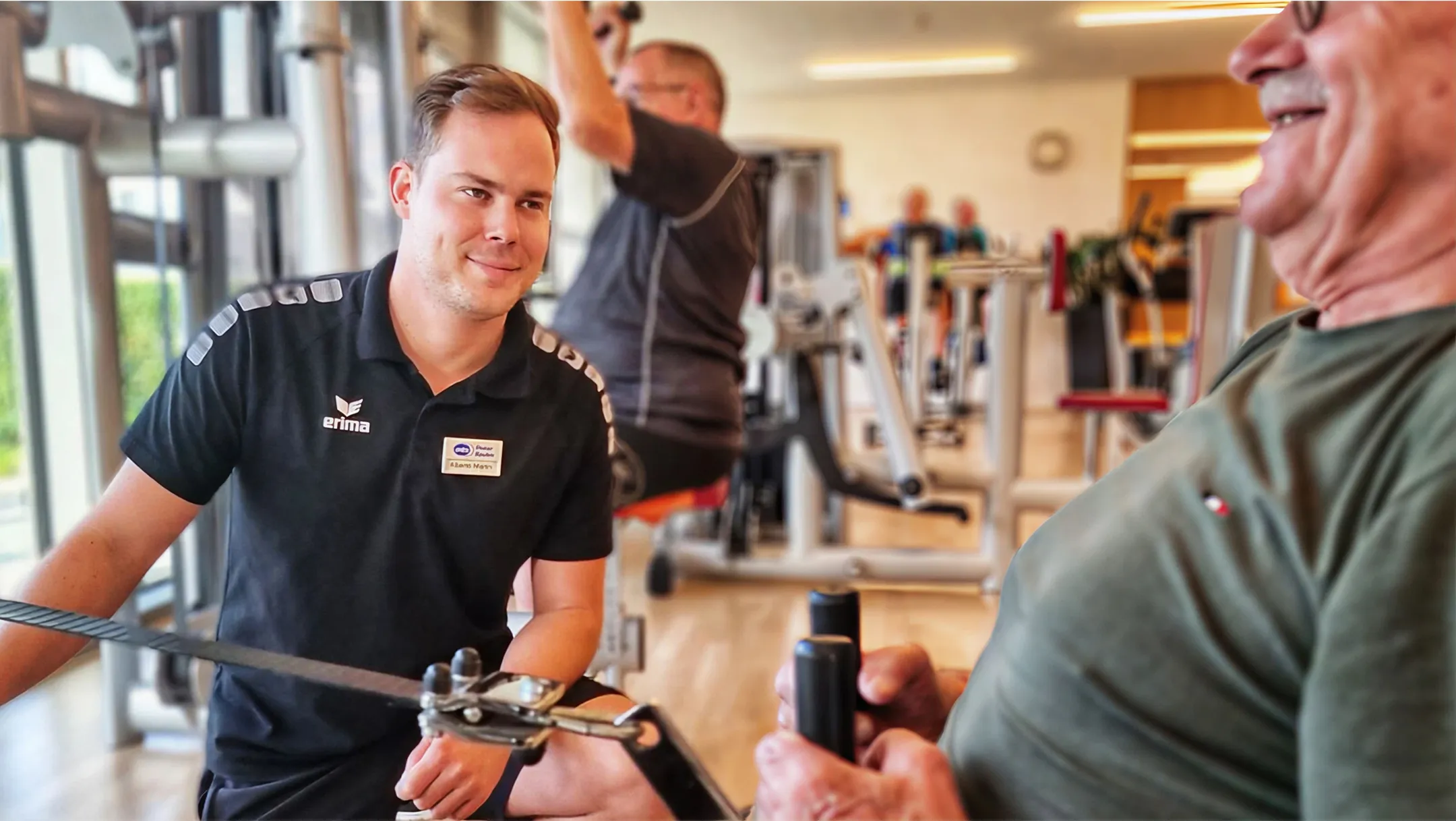 MTC Mitarbeiter trainiert einen Kunden.