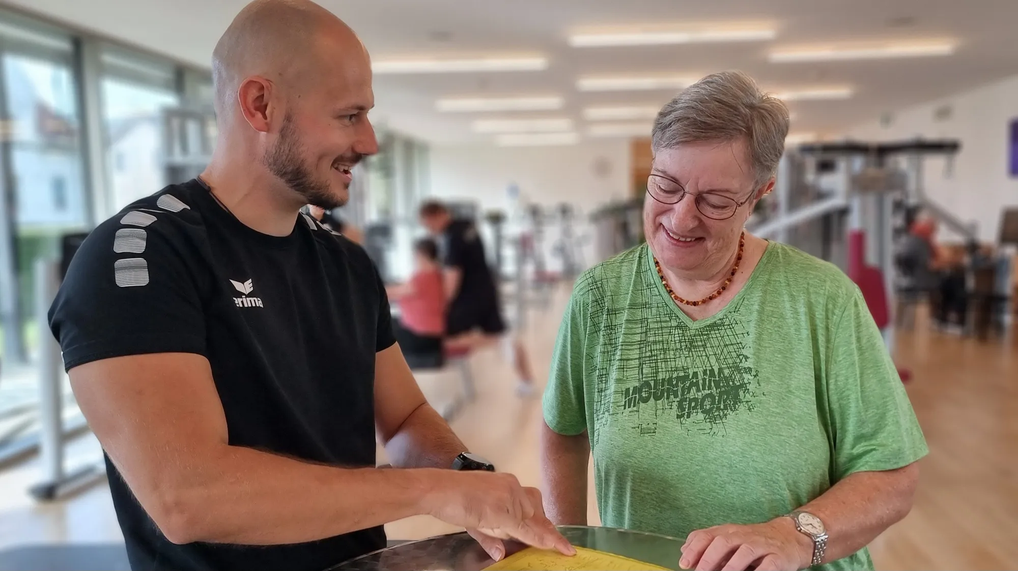 Mitarbeiter von MTC gemeinsam mit einem Kunden beim Training